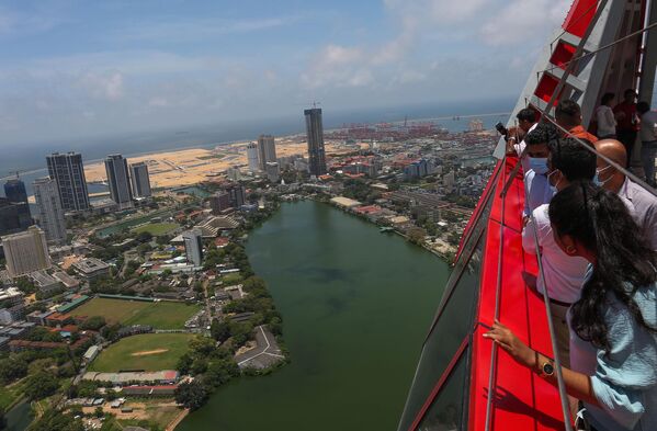 Các nhà báo Sri Lanka trên đài quan sát của tháp truyền hình Lotus ở Colombo - Sputnik Việt Nam