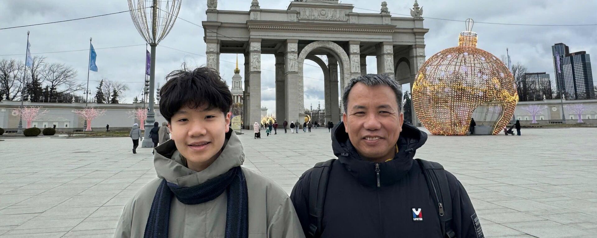 Trần Tuấn Thành cùng PGS. TS Vũ Quốc Trung, trưởng đoàn Việt Nam, thăm Trung tâm Triển lãm toàn Nga (VDNKh) tại Moskva - Sputnik Việt Nam, 1920, 21.02.2025