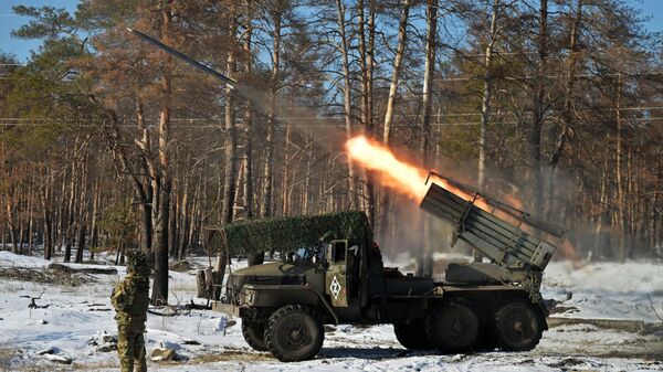 Công tác chiến đấu của kíp xe MLRS Grad thuộc Quân đoàn 25 theo hướng Krasnyi Lyman - Sputnik Việt Nam