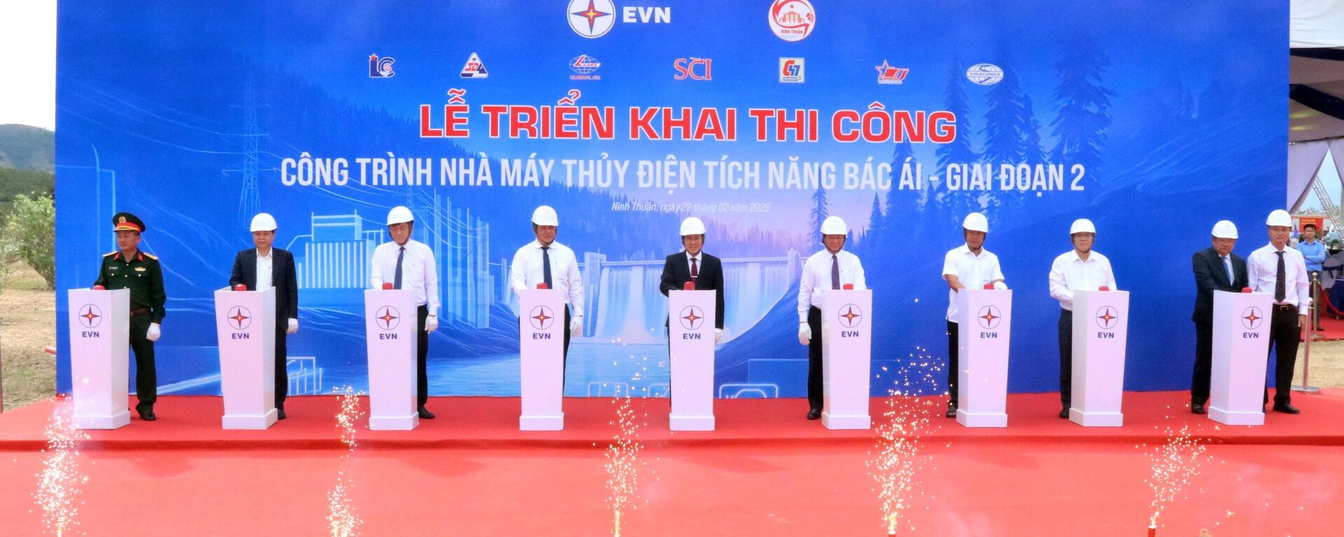 Các đại biểu thực hiện nghi thức phát lệnh thi công dự án Nhà máy Thủy điện tích năng Bác Ái. - Sputnik Việt Nam, 1920, 23.02.2025