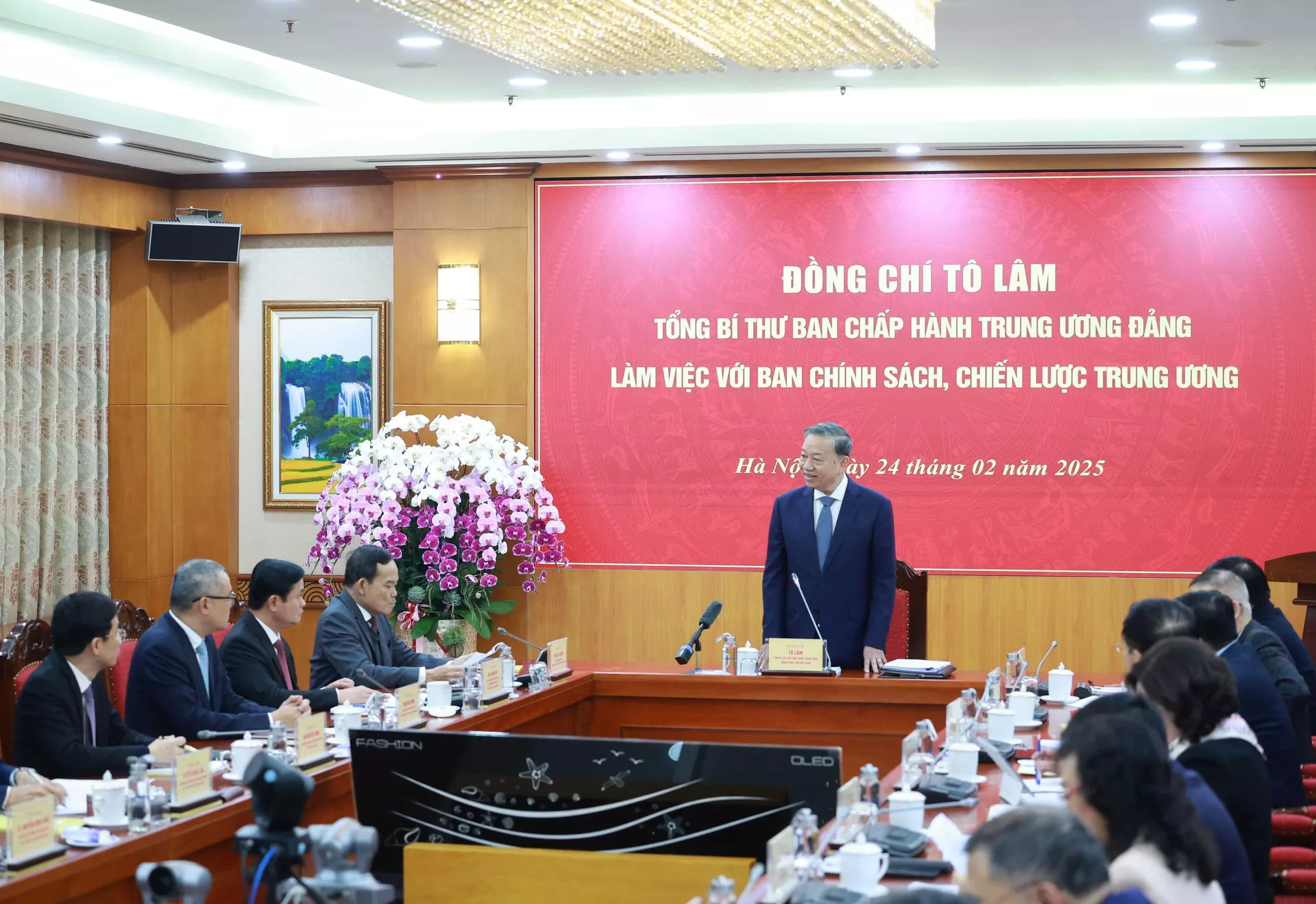 Tổng Bí thư Tô Lâm chủ trì buổi làm việc với Ban Chính sách, chiến lược Trung ương Tổng Bí thư Tô Lâm chủ trì buổi làm việc với Ban Chính sách, chiến lược Trung ương - Sputnik Việt Nam, 1920, 24.02.2025