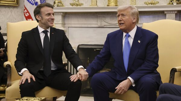 Tổng thống Hoa Kỳ Donald Trump và Tổng thống Pháp Emmanuel Macron tại Phòng Bầu dục Nhà Trắng - Sputnik Việt Nam