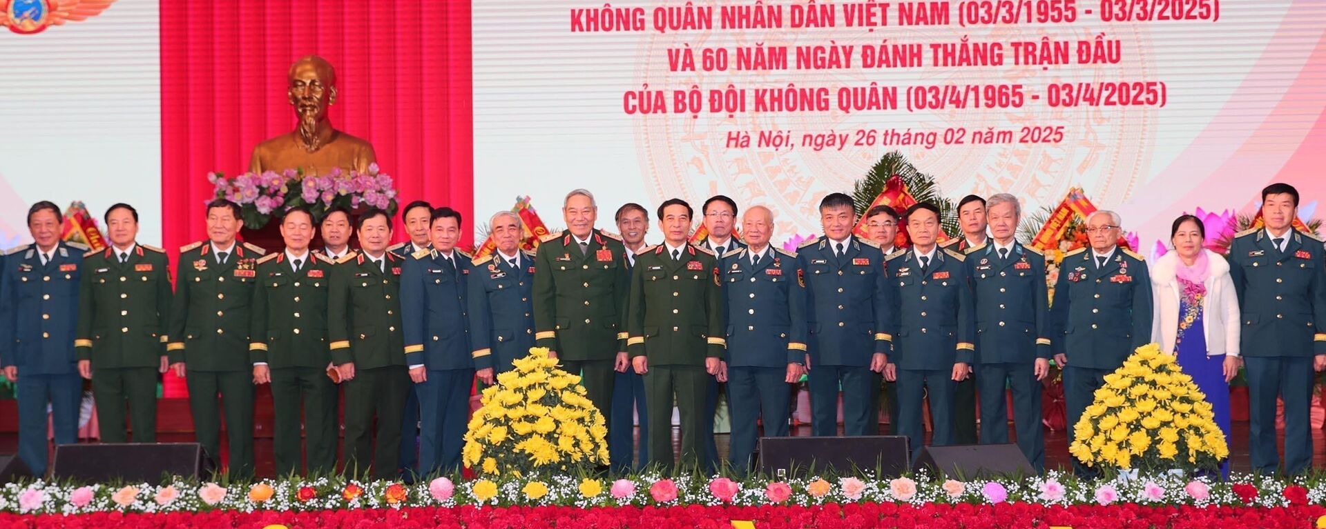 Đại tướng, Bộ trưởng Quốc phòng Phan Văn Giang và các đại biểu, cựu chiến binh không quân. - Sputnik Việt Nam, 1920, 26.02.2025