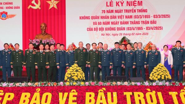 Đại tướng, Bộ trưởng Quốc phòng Phan Văn Giang và các đại biểu, cựu chiến binh không quân. - Sputnik Việt Nam