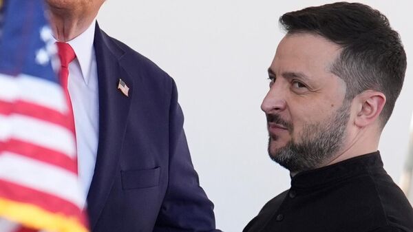 Vladimir Zelensky, người đã đến Hoa Kỳ để ký thỏa thuận về tài nguyên khoáng sản, trong cuộc gặp ở Washington với Tổng thống Mỹ Donald Trump. - Sputnik Việt Nam