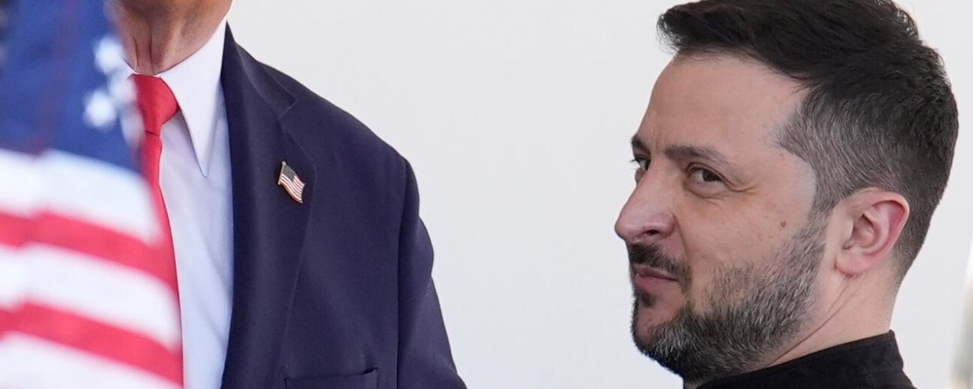 Vladimir Zelensky, người đã đến Hoa Kỳ để ký thỏa thuận về tài nguyên khoáng sản, trong cuộc gặp ở Washington với Tổng thống Mỹ Donald Trump. - Sputnik Việt Nam, 1920, 30.12.2025