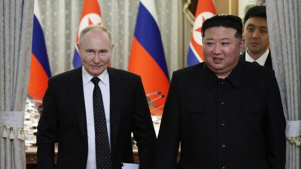 Tổng thống Nga Vladimir Putin và Chủ tịch Bộ Ngoại giao nước Cộng hòa Dân chủ Nhân dân Triều Tiên Kim Jong-un (phải) trong cuộc gặp ở Bình Nhưỡng. - Sputnik Việt Nam