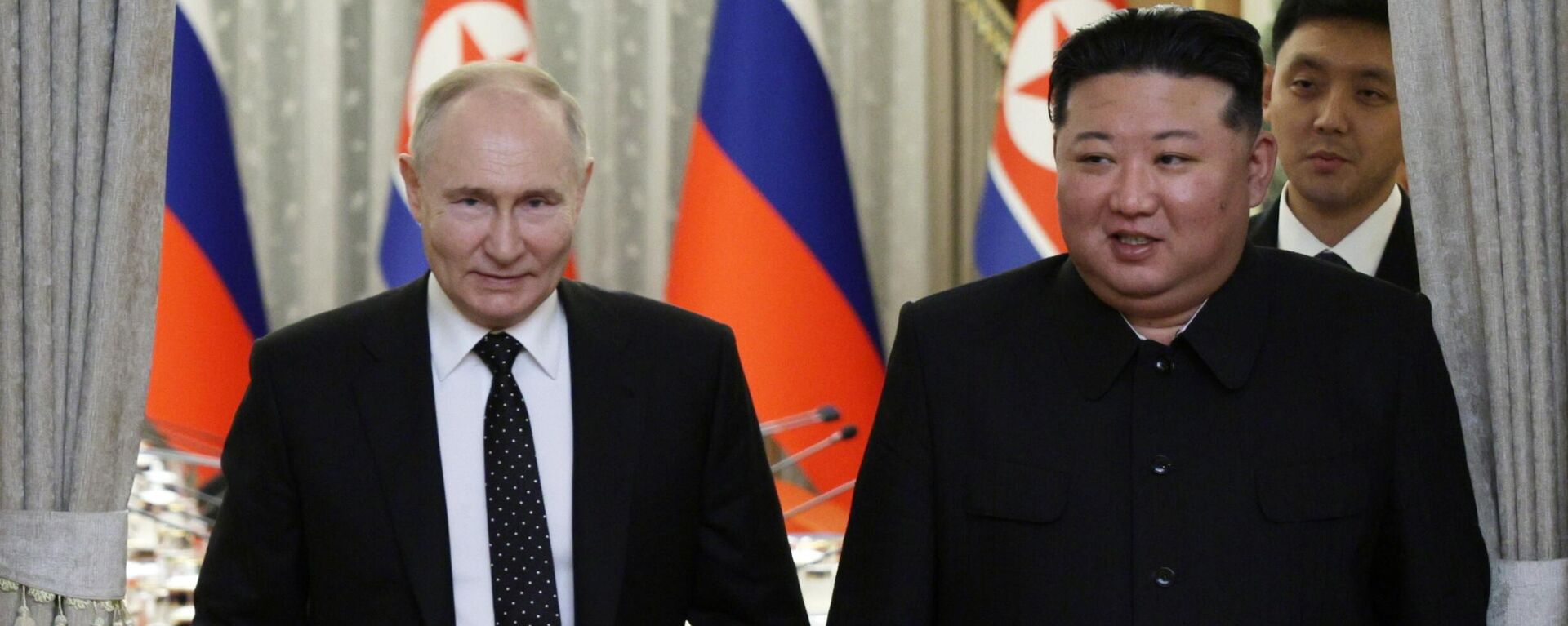 Tổng thống Nga Vladimir Putin và Chủ tịch Bộ Ngoại giao nước Cộng hòa Dân chủ Nhân dân Triều Tiên Kim Jong-un (phải) trong cuộc gặp ở Bình Nhưỡng. - Sputnik Việt Nam, 1920, 01.03.2025