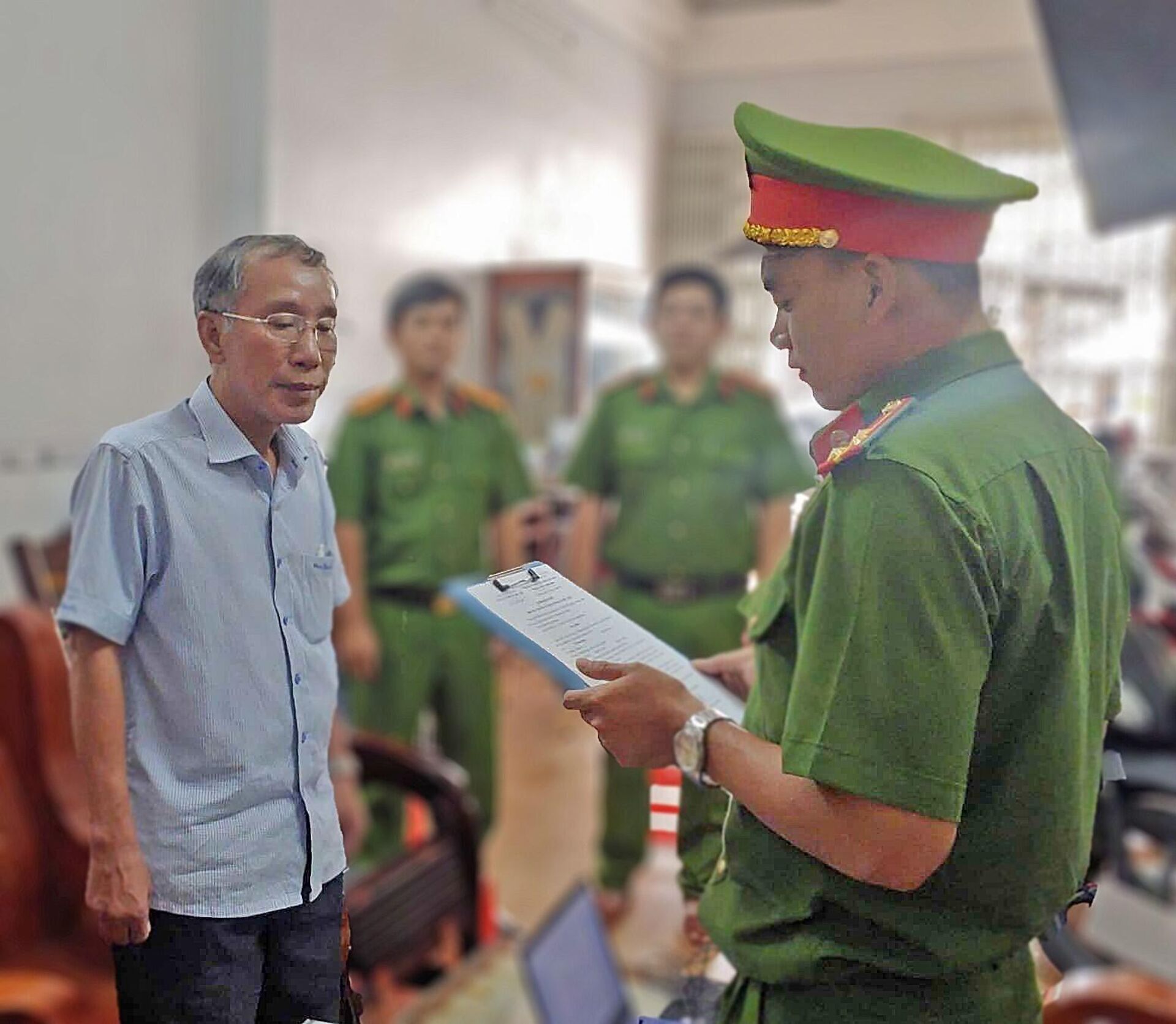 Cơ quan cảnh sát điều tra, Công an tỉnh Cà Mau tống đạt quyết định khởi tố và bắt tạm giam bị can Tô Quang Phúc (63 tuổi, nguyên Giám đốc Quỹ đầu tư phát triển tỉnh Cà Mau) - Sputnik Việt Nam, 1920, 01.03.2025