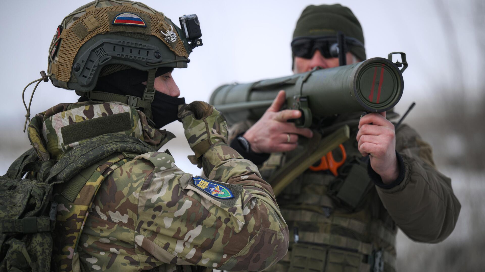 Các binh lính thuộc các nhóm tấn công của Lực lượng Nhảy dù Nga tham gia huấn luyện chiến đấu tại một trong những bãi huấn luyện trên hướng  Lugansk của chiến dịch quân sự đặc biệt - Sputnik Việt Nam, 1920, 08.03.2025