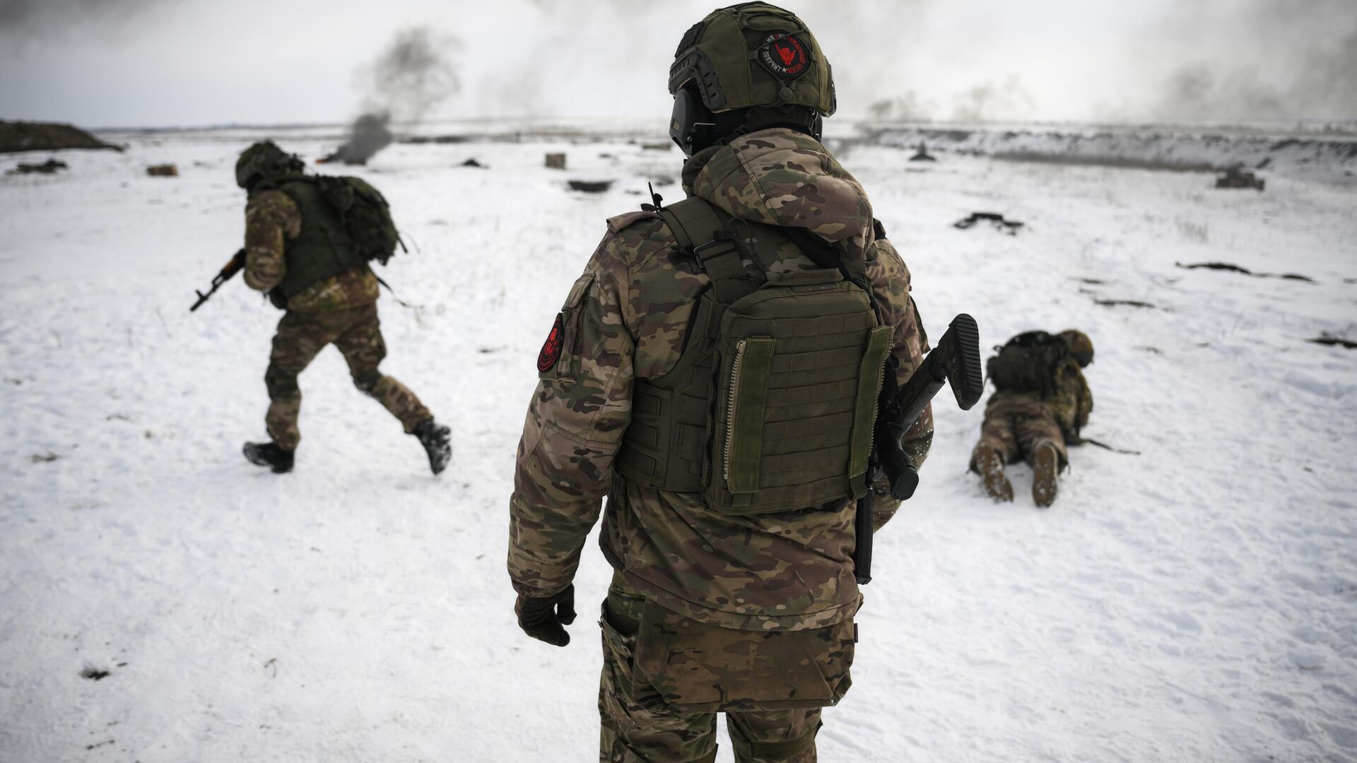 Các binh lính thuộc các nhóm tấn công của Lực lượng Nhảy dù Nga tham gia huấn luyện chiến đấu tại một trong những bãi huấn luyện trên hướng  Lugansk của chiến dịch quân sự đặc biệt - Sputnik Việt Nam, 1920, 08.03.2025