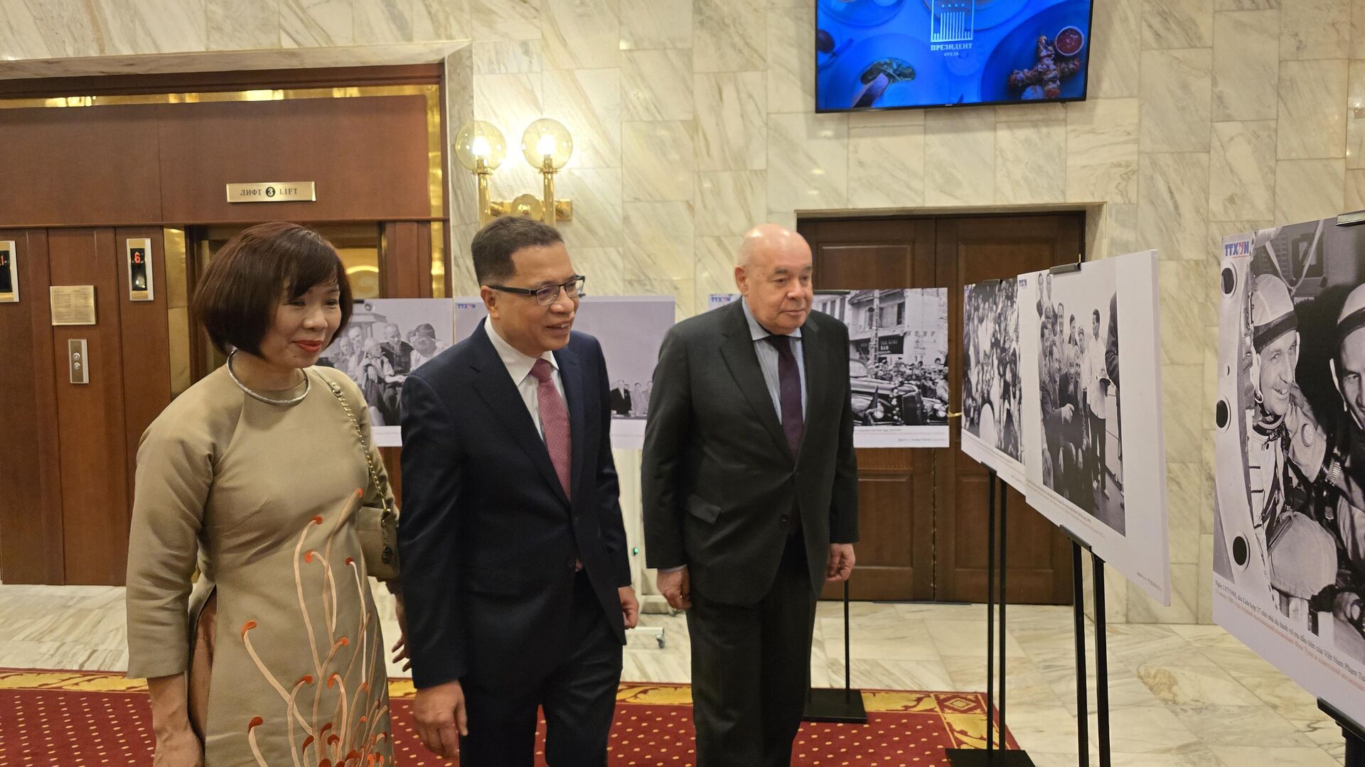 Đại sứ Việt Nam và phu nhân và Mikhail Shvydkoi xem triển ảnh - Sputnik Việt Nam, 1920, 03.03.2025