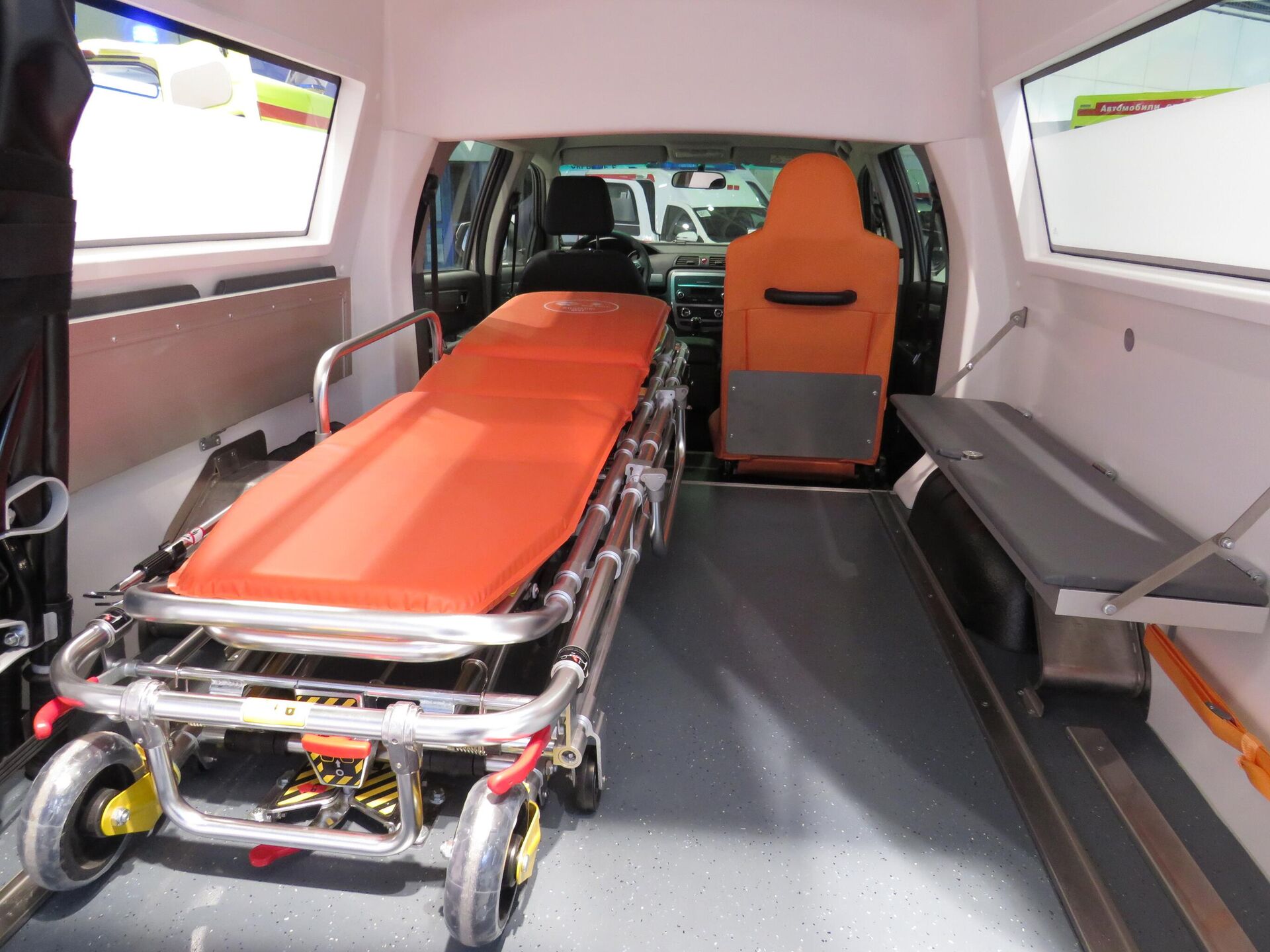 Khoang bệnh nhân trong xe cấp cứu dựa trên xe bán tải Sollers ST 6 - Sputnik Việt Nam, 1920, 06.03.2025