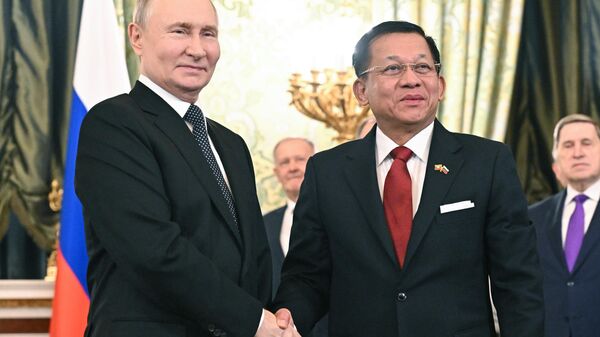 Tổng thống Nga Vladimir Putin đã có cuộc gặp với Thủ tướng Myanmar Min Aung Hlaing - Sputnik Việt Nam