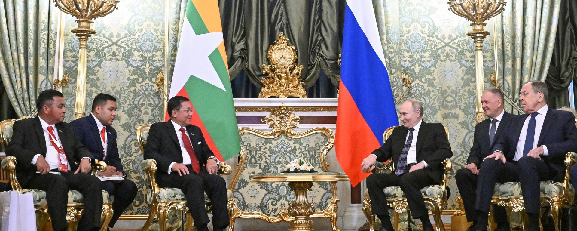 Tổng thống Nga Vladimir Putin đã gặp Thủ tướng Myanmar Aung Min Hlaing - Sputnik Việt Nam, 1920, 04.03.2025