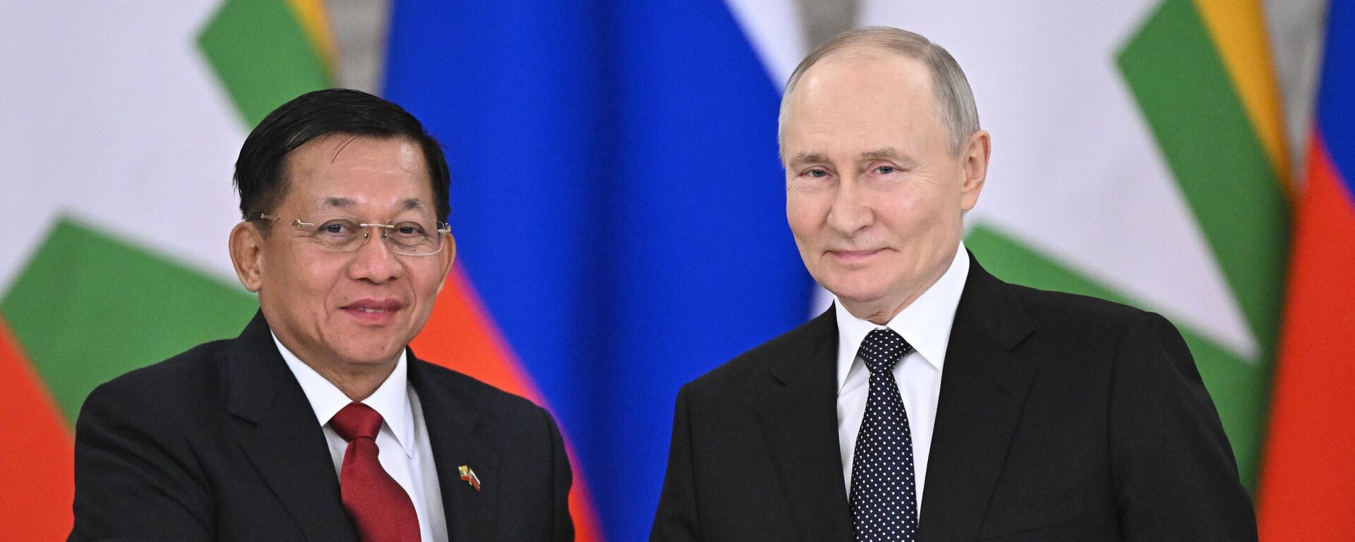 Tổng thống Nga Vladimir Putin đã gặp Thủ tướng Myanmar Aung Min Hlaing - Sputnik Việt Nam, 1920, 05.05.2025