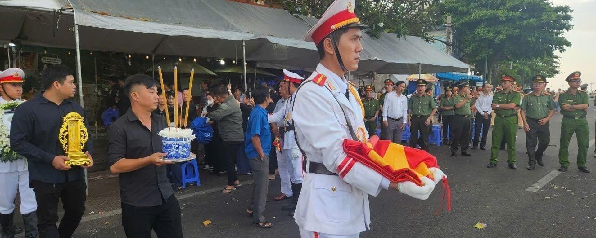 Truy tặng Huân chương Bảo vệ Tổ quốc, Huy hiệu Tuổi trẻ dũng cảm cho Thượng sĩ CSCĐ hy sinh - Sputnik Việt Nam, 1920, 06.03.2025