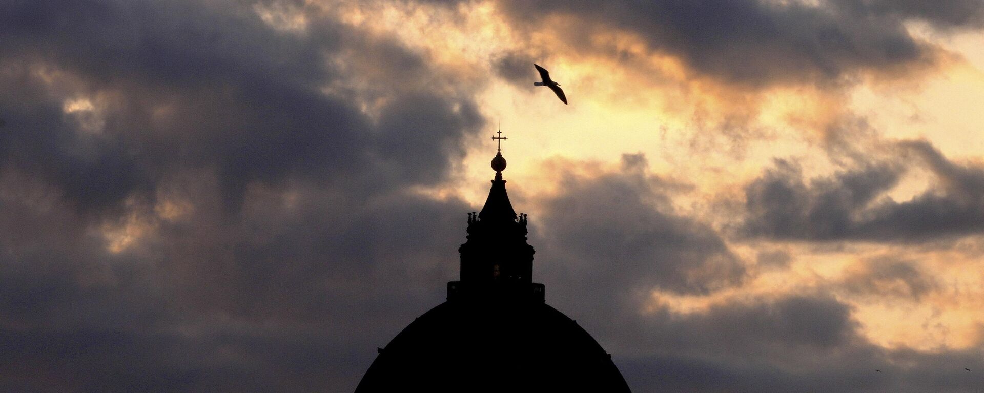 Những đám mây đen bao phủ Nhà thờ Thánh Peter ở Vatican tại Rome, Ý - Sputnik Việt Nam, 1920, 14.04.2025