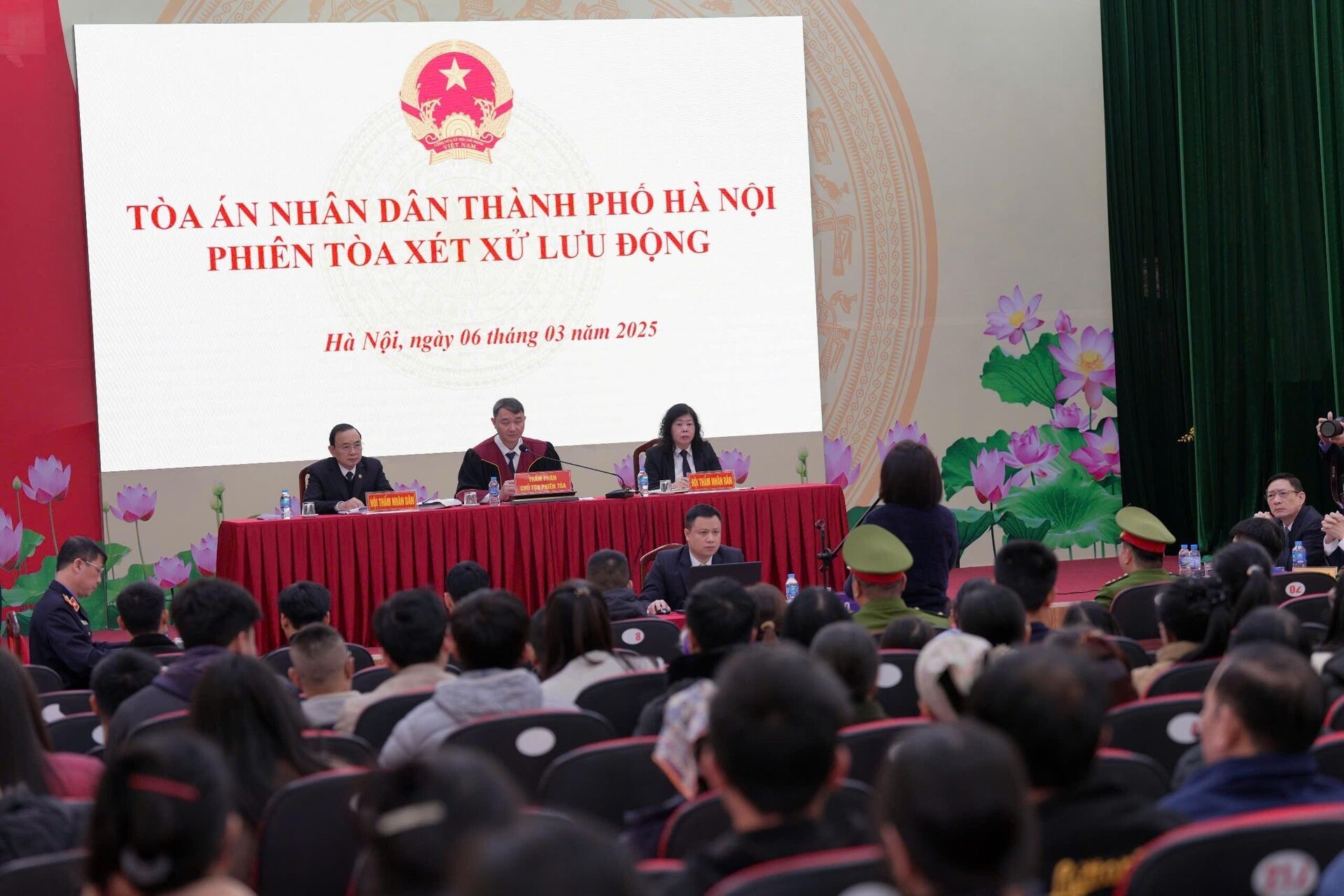 Phạt tù nhóm “thổi giá” 30 tỷ đồng/m2 đất đấu giá ở Sóc Sơn (Hà Nội) - Sputnik Việt Nam, 1920, 06.03.2025