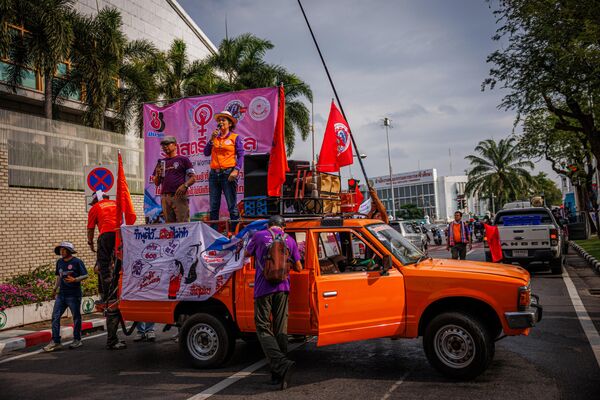 Lãnh đạo công đoàn phát biểu trong cuộc tuần hành tới Tòa nhà Chính phủ nhân Ngày Quốc tế Phụ nữ, Bangkok, Thái Lan. - Sputnik Việt Nam