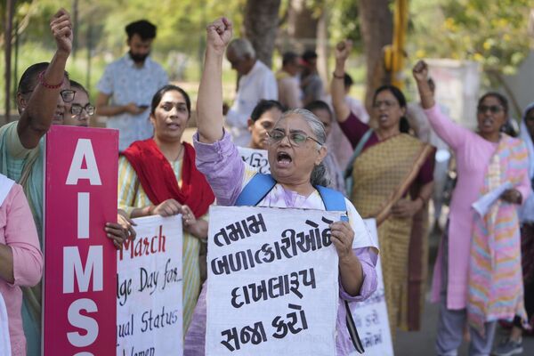 Chị em biểu tình nhân Ngày Quốc tế Phụ nữ ở Ahmedabad, Ấn Độ. - Sputnik Việt Nam