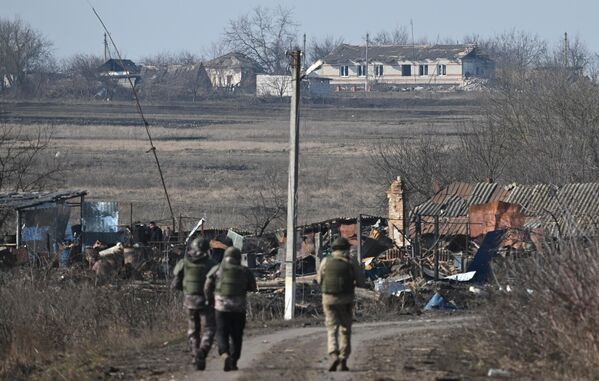 Quân nhân Nga trên địa bàn làng Pogrebki đã được giải phóng ở quận Sudzhansky thuộc vùng Kursk - Sputnik Việt Nam