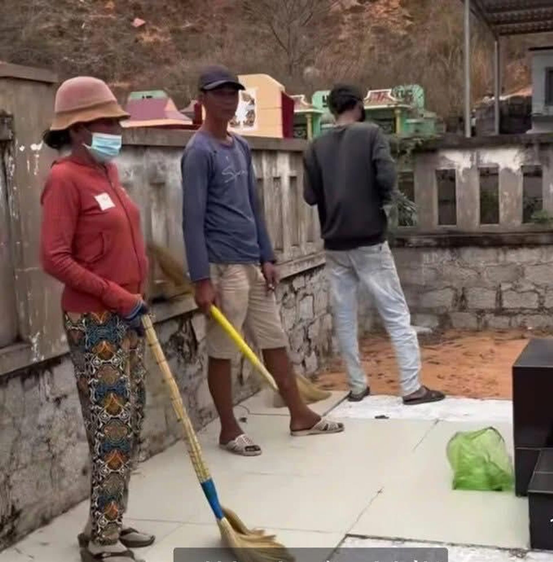 Sau khi dọn dẹp mộ trái phép tại thành phố Phan Thiết của Việt Nam, một nhóm người đã đòi tiền từ những người đến thăm nghĩa trang - Sputnik Việt Nam, 1920, 11.03.2025