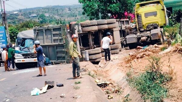 Tai nạn liên hoàn trên đường liên xã, 4 người thương vong - Sputnik Việt Nam