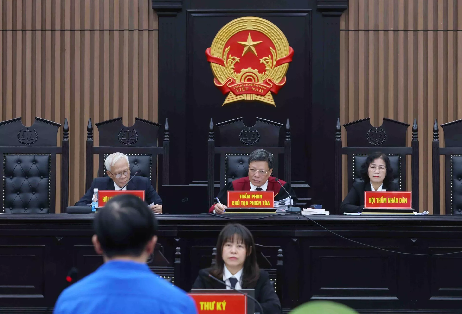 Thẩm phán, Chủ toạ phiên toà Lưu Ngọc Cảnh điều hành phiên xét xử. Thẩm phán, Chủ toạ phiên toà Lưu Ngọc Cảnh điều hành phiên xét xử. - Sputnik Việt Nam, 1920, 17.03.2025