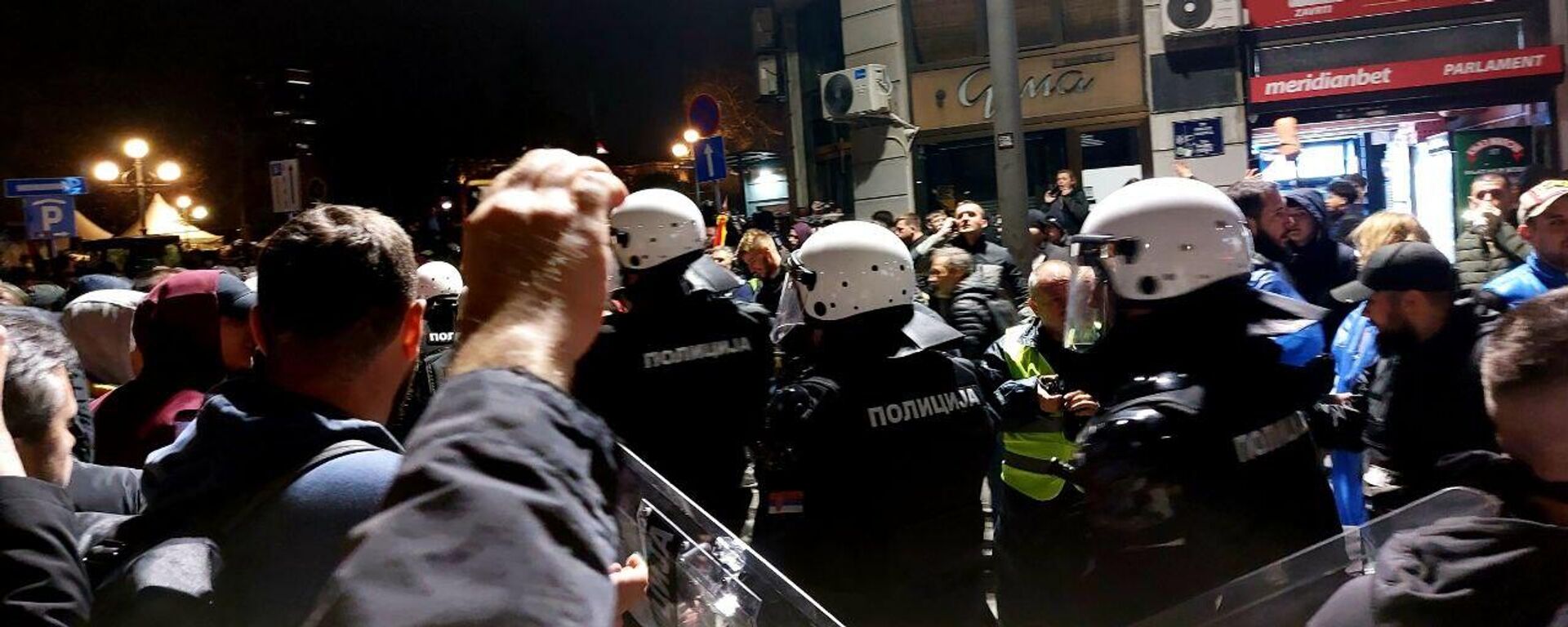 Cảnh sát phong tỏa một cuộc biểu tình ở Beograd - Sputnik Việt Nam, 1920, 17.03.2025