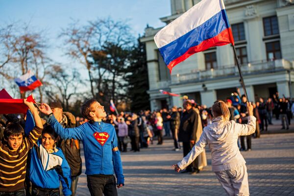 Các thành viên tham gia mit-tinh ủng hộ Nga trên quảng trường trung tâm Evpatoria - Sputnik Việt Nam