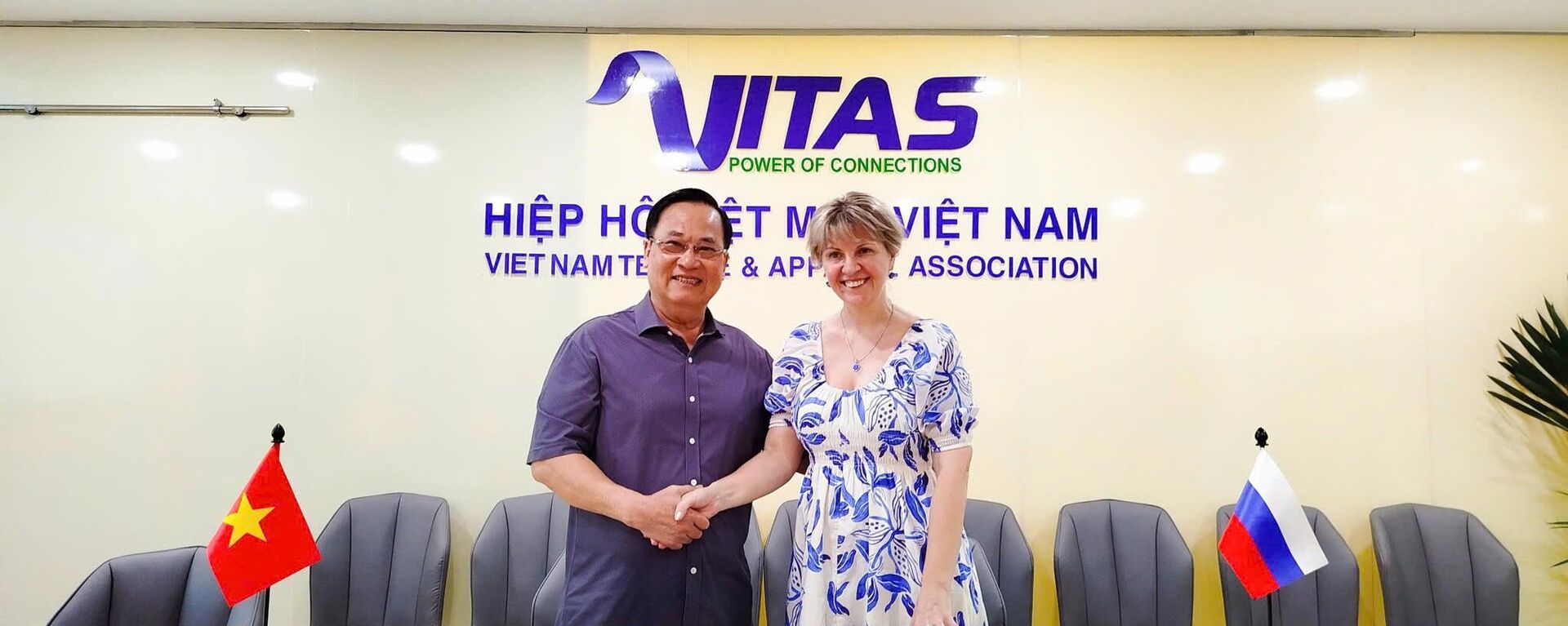 Ông Vũ Đức Giang (Chủ tịch Hiệp hội Dệt may Việt Nam - VITAS)  cùng bà Tatiana Anatolievna (Chủ tịch Hiệp hội Công nghiệp Thời trang Nga - RAFI) ký kết biên bản ghi nhớ hợp tác giữa hai Hiệp hội tại TP. HCM.  - Sputnik Việt Nam, 1920, 18.03.2025