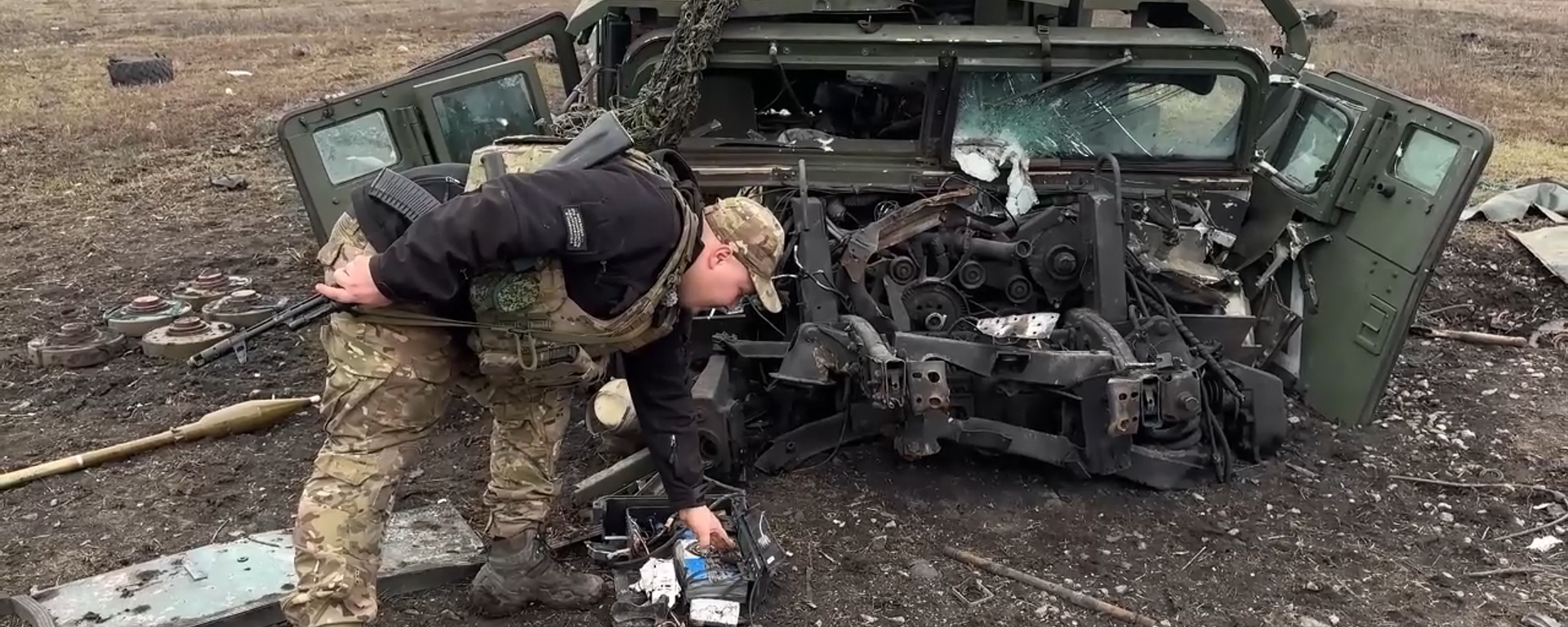 Quân đội Nga phát hiện kho vũ khí và thiết bị tác chiến điện tử bị bỏ lại của Ukraina - Sputnik Việt Nam, 1920, 18.03.2025