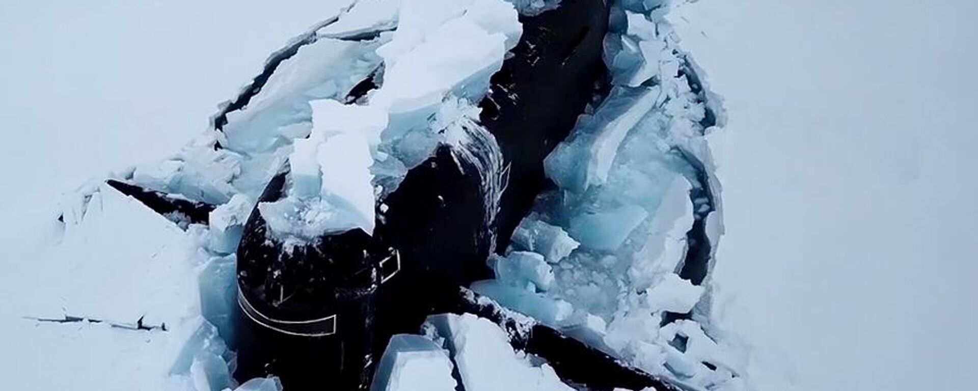 Tàu ngầm hạt nhân của Hải quân Nga trong thời gian tập trận thuộc khuôn khổ tổ hợp thám hiểm thực địa Bắc Cực do Hải quân và Hội Địa lý Nga Umka-21 tiến hành. Lần đầu tiên trong lịch sử Hải quân, ba chiếc tàu ngầm hạt nhân nổi lên từ dưới lớp băng Bắc Cực. Khung hình tĩnh trích từ video do Bộ Quốc phòng Nga cung cấp - Sputnik Việt Nam, 1920, 29.05.2025