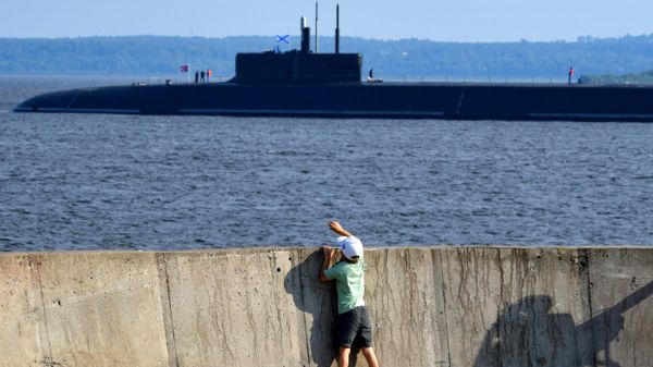 Tàu ngầm «Quận vương Vladimir» neo đậu tại Kronstadt trước ngưỡng Ngày Hải quân Nga - Sputnik Việt Nam