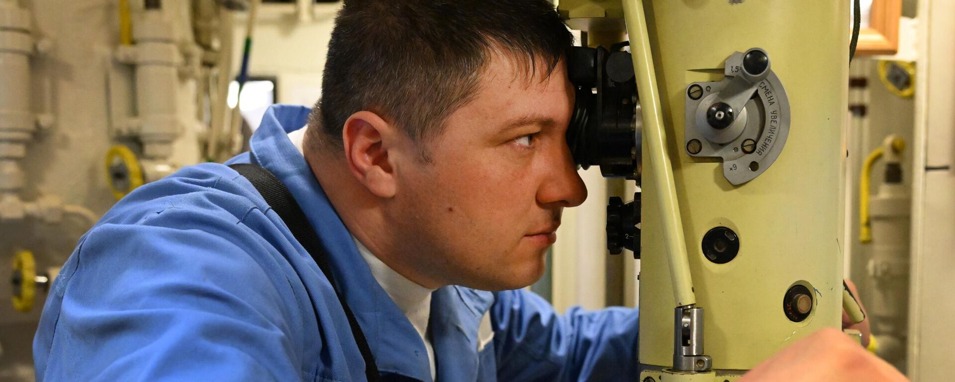 Chỉ huy tàu ngầm Ufa, Thuyền trưởng cấp 2 Evgeny Sciborovsky bên kính tiềm vọng của tàu ngầm diesel - điện Ufa của Hạm đội Thái Bình Dương - Sputnik Việt Nam, 1920, 22.03.2025