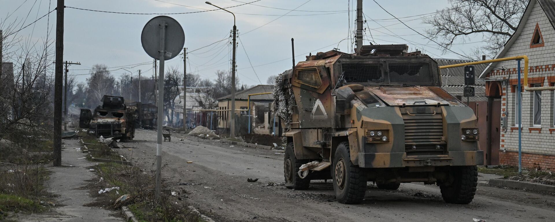 Một đoàn xe chở khí tài bị cháy của Lực lượng vũ trang Ukraina tại làng Goncharovka ở vùng Kursk được quân đội Nga giải phóng - Sputnik Việt Nam, 1920, 31.12.2025