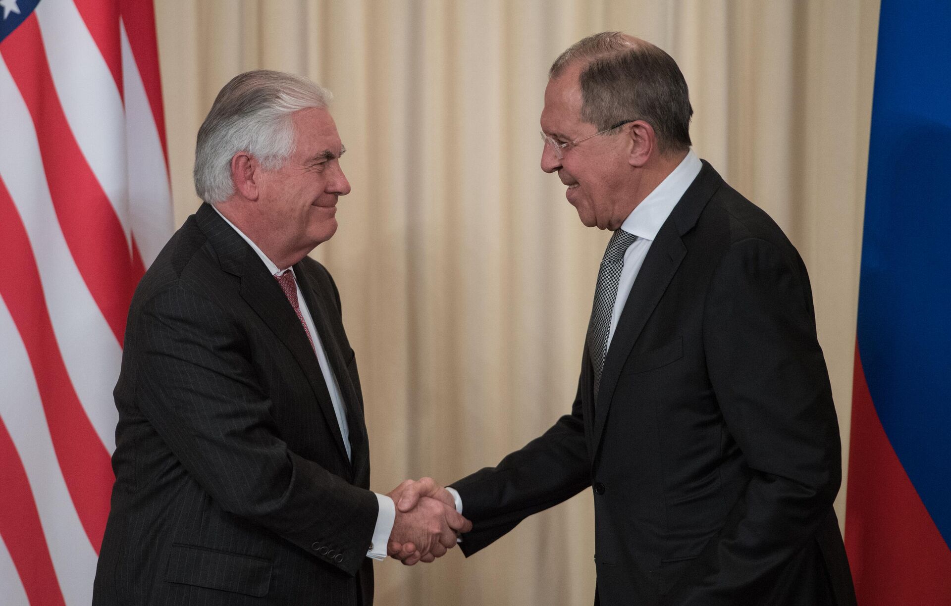 Bộ trưởng Ngoại giao Nga Sergei Lavrov và Ngoại trưởng Hoa Kỳ Rex Tillerson (trái) trong cuộc họp báo chung sau cuộc hội đàm tại Moskva - Sputnik Việt Nam, 1920, 21.03.2025