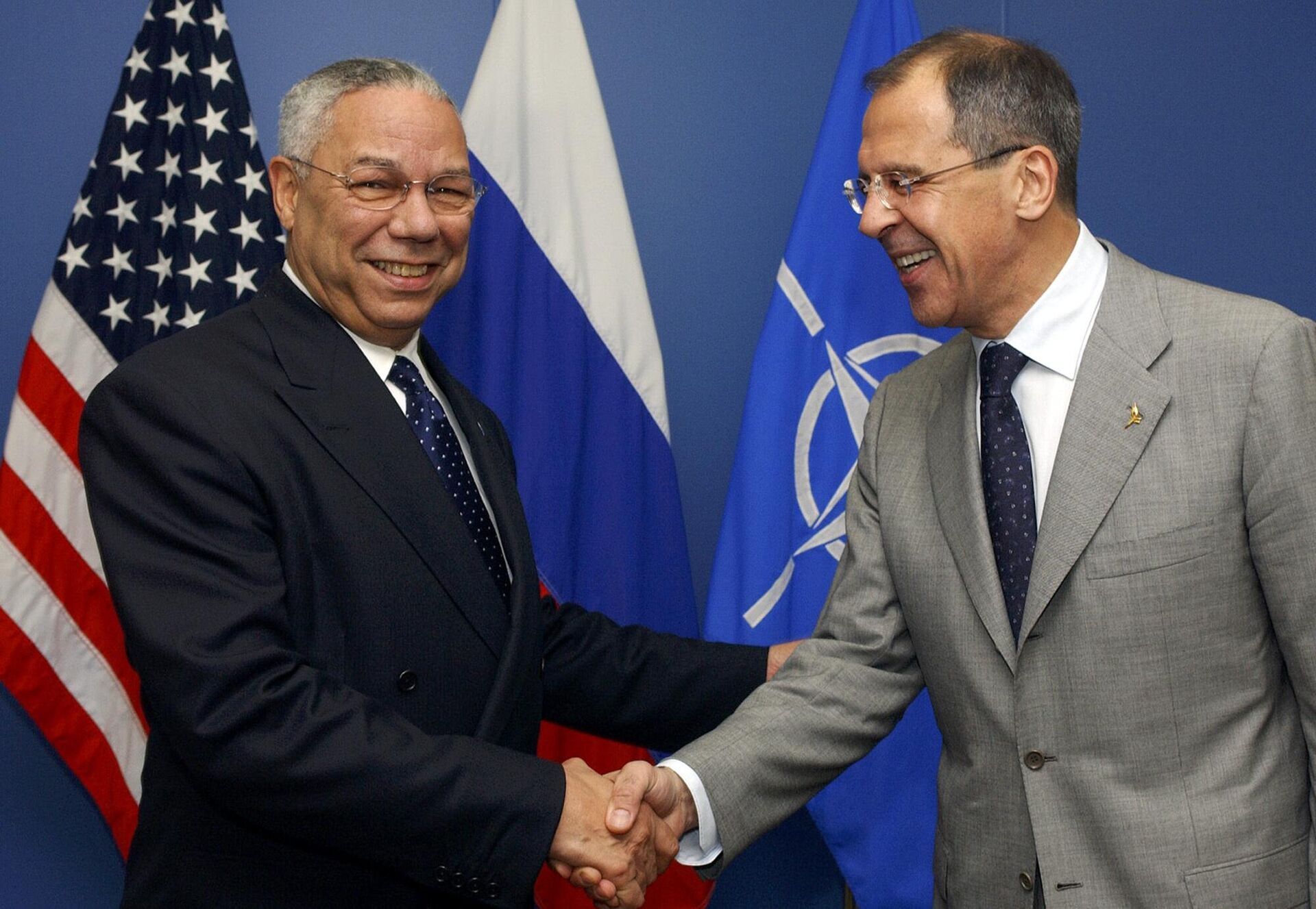 Ngoại trưởng Hoa Kỳ Colin Powell và Bộ trưởng Ngoại giao Nga Sergei Lavrov bắt tay nhau trong cuộc gặp tại hội nghị thượng đỉnh NATO ở Istanbul, Thổ Nhĩ Kỳ - Sputnik Việt Nam, 1920, 21.03.2025