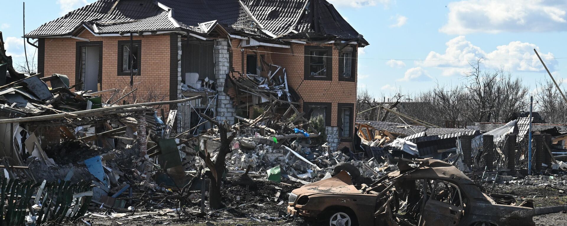 Những tòa nhà bị phá hủy ở Sudzha. - Sputnik Việt Nam, 1920, 22.03.2025