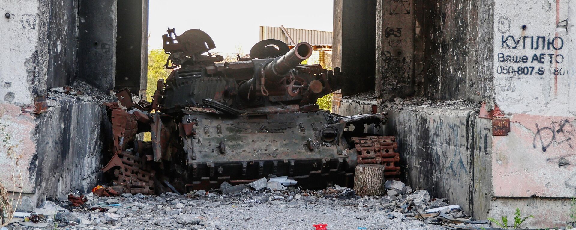 Một chiếc xe tăng Ukraina bị cháy trong vòm của một tòa nhà chung cư nhiều tầng ở Severodonetsk - Sputnik Việt Nam, 1920, 02.04.2025