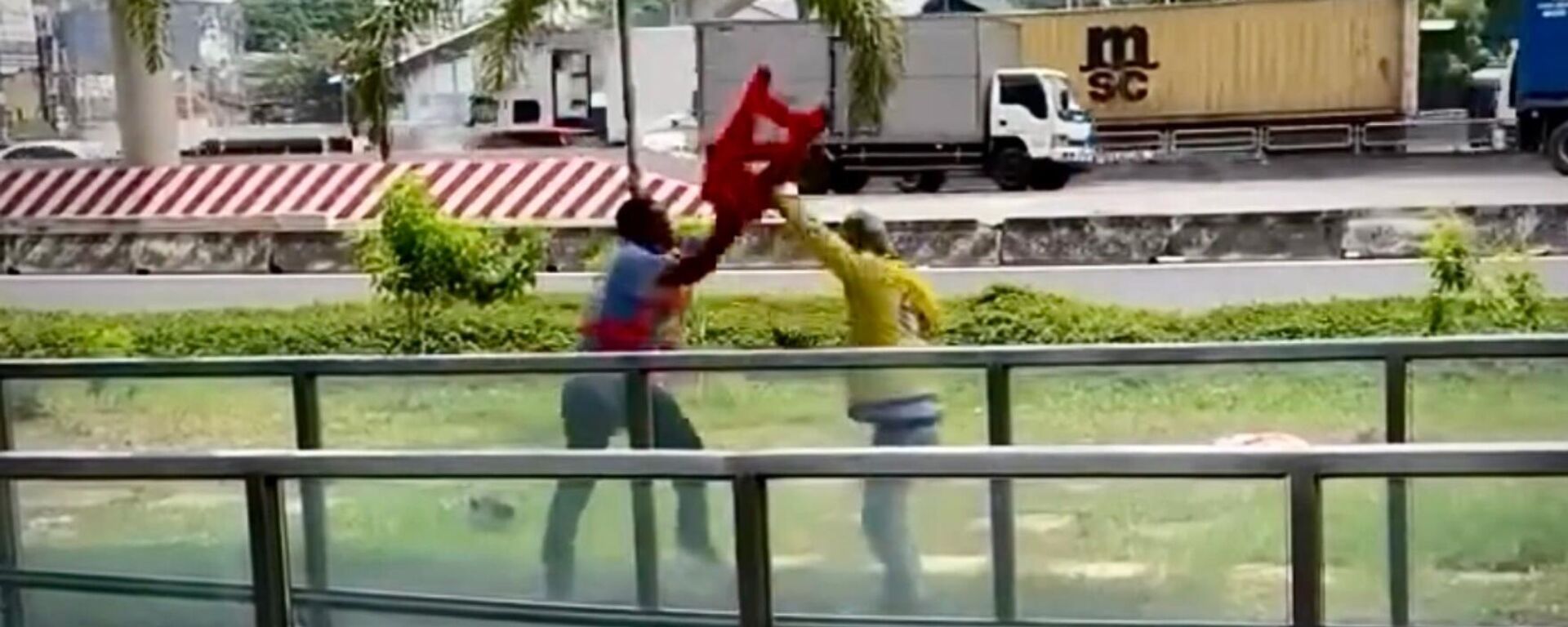 Nam bảo vệ cầm ghế đánh nhau với tài xế xe ôm công nghệ ở khu vực nhà ga Thủ Đức - Sputnik Việt Nam, 1920, 23.03.2025