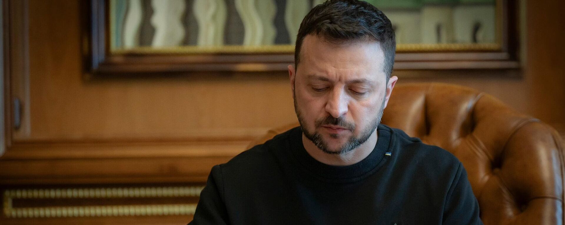 Vladimir Zelensky đang làm việc trên các tài liệu - Sputnik Việt Nam, 1920, 03.07.2025