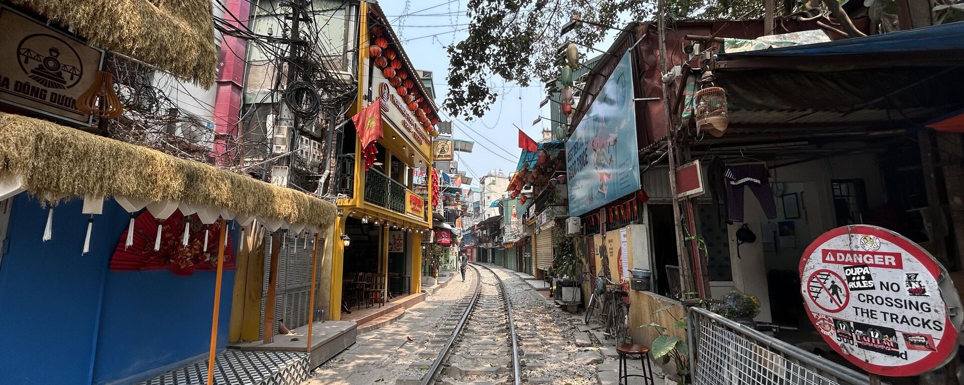 Khu vực Cà phê đường tàu sau khi Sở Du lịch TP Hà Nội yêu cầu không được giới thiệu, tổ chức các tour đưa khách đến đây vì lý do an toàn - Sputnik Việt Nam, 1920, 24.03.2025
