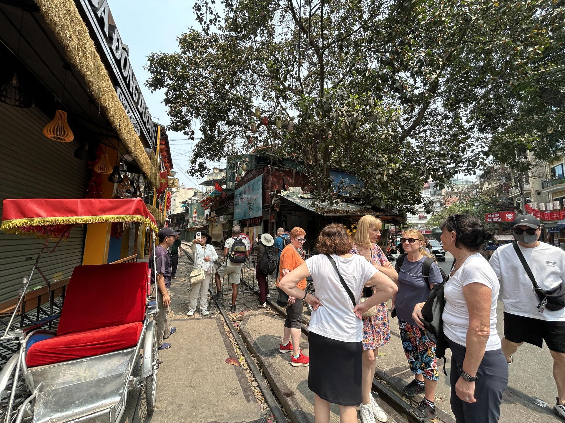 Khu vực Cà phê đường tàu sau khi Sở Du lịch TP Hà Nội yêu cầu không được giới thiệu, tổ chức các tour đưa khách đến đây vì lý do an toàn - Sputnik Việt Nam, 1920, 24.03.2025