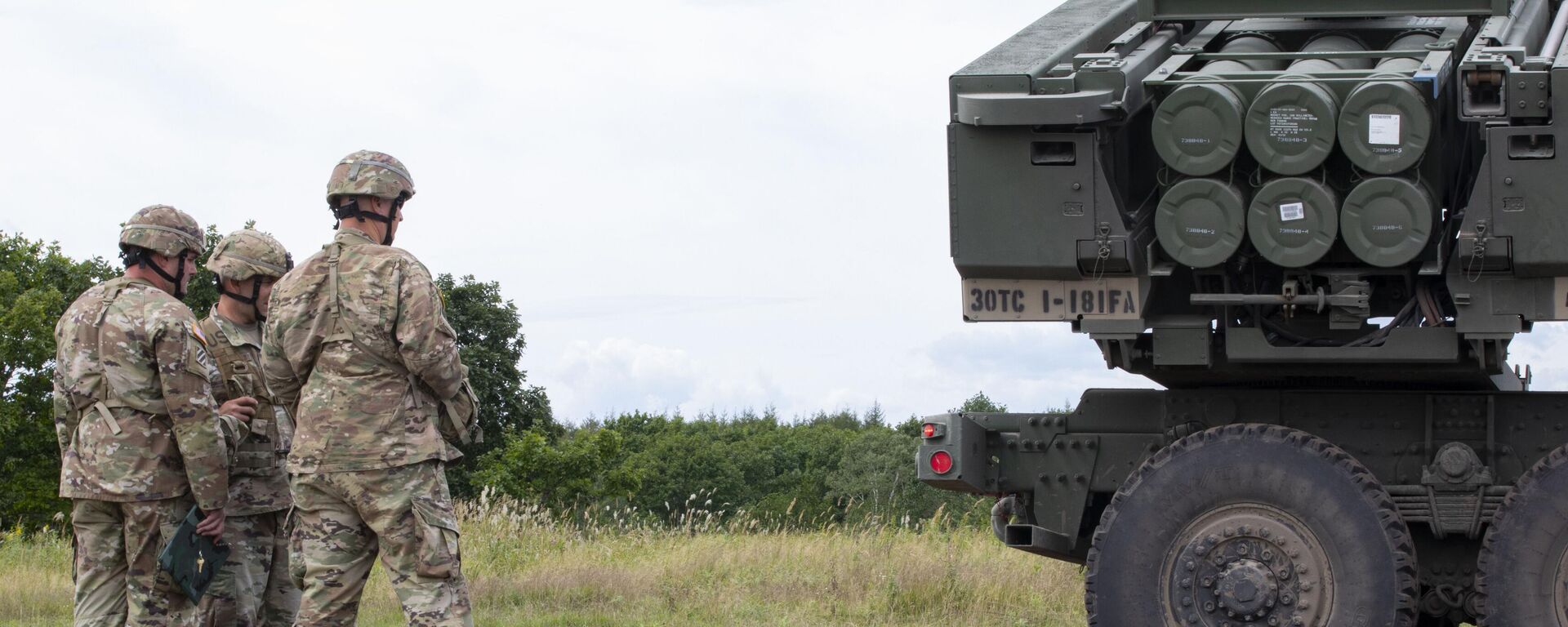 Binh lính Hoa Kỳ đang kiểm tra Hệ thống pháo phản lực cơ động cao (HIMARS) tại Khu huấn luyện Yasubetsu, Hokkaido, Nhật Bản. - Sputnik Việt Nam, 1920, 24.03.2025