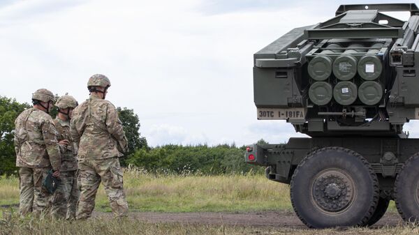 Binh lính Hoa Kỳ đang kiểm tra Hệ thống pháo phản lực cơ động cao (HIMARS) tại Khu huấn luyện Yasubetsu, Hokkaido, Nhật Bản. - Sputnik Việt Nam