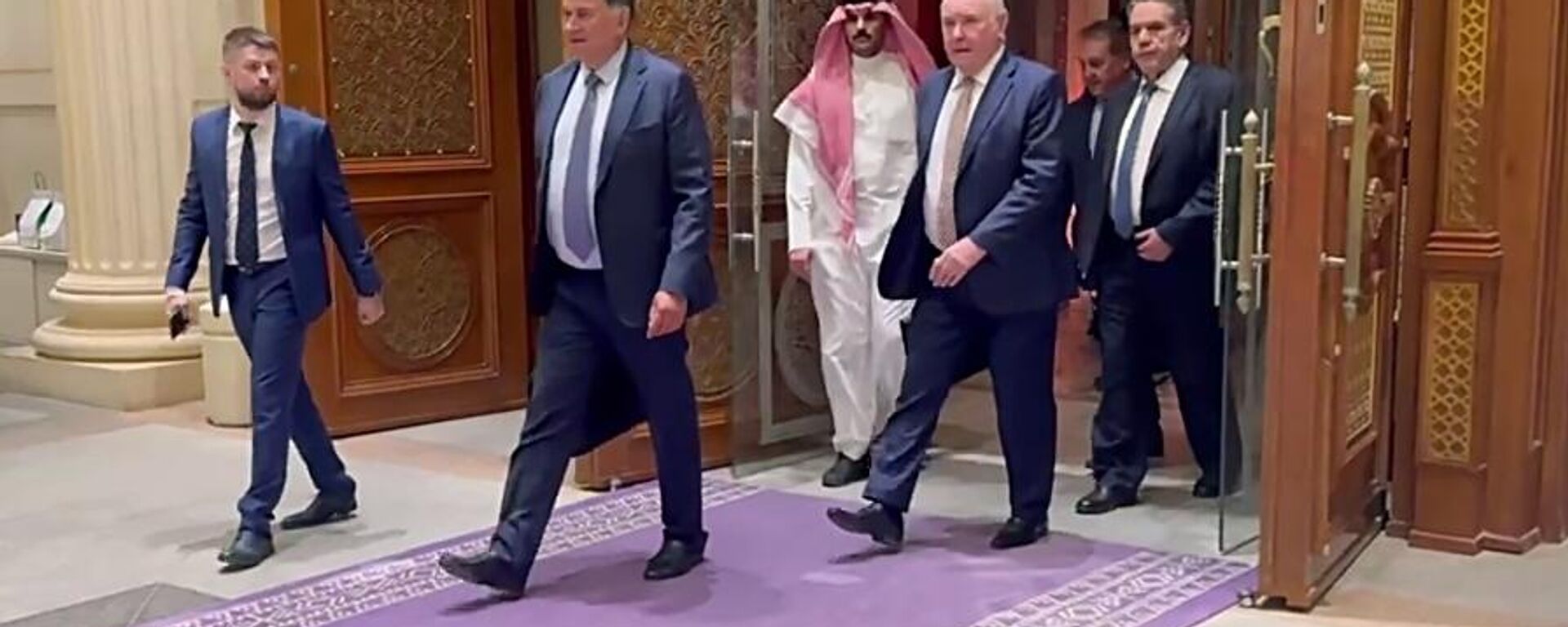 Người đứng đầu Ủy ban quốc tế của Hội đồng Liên bang Grigory Karasin (thứ hai từ phải sang) và cố vấn giám đốc FSB Sergei Beseda (thứ hai từ trái sang) sau khi kết thúc cuộc đàm phán giữa phái đoàn Nga và Hoa Kỳ về việc giải quyết xung đột Ukraina tại Riyadh. - Sputnik Việt Nam, 1920, 25.03.2025