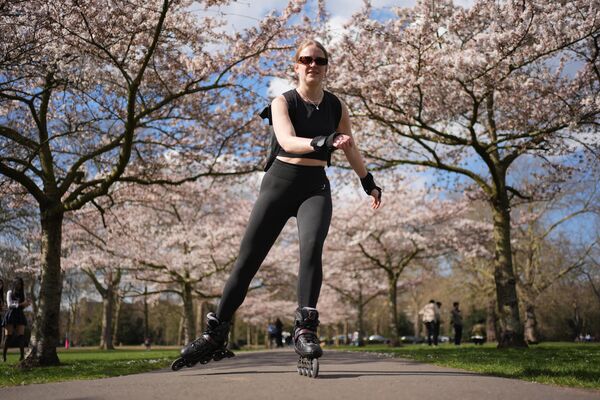 Một cô gái trượt patin ở London, Vương quốc Anh - Sputnik Việt Nam