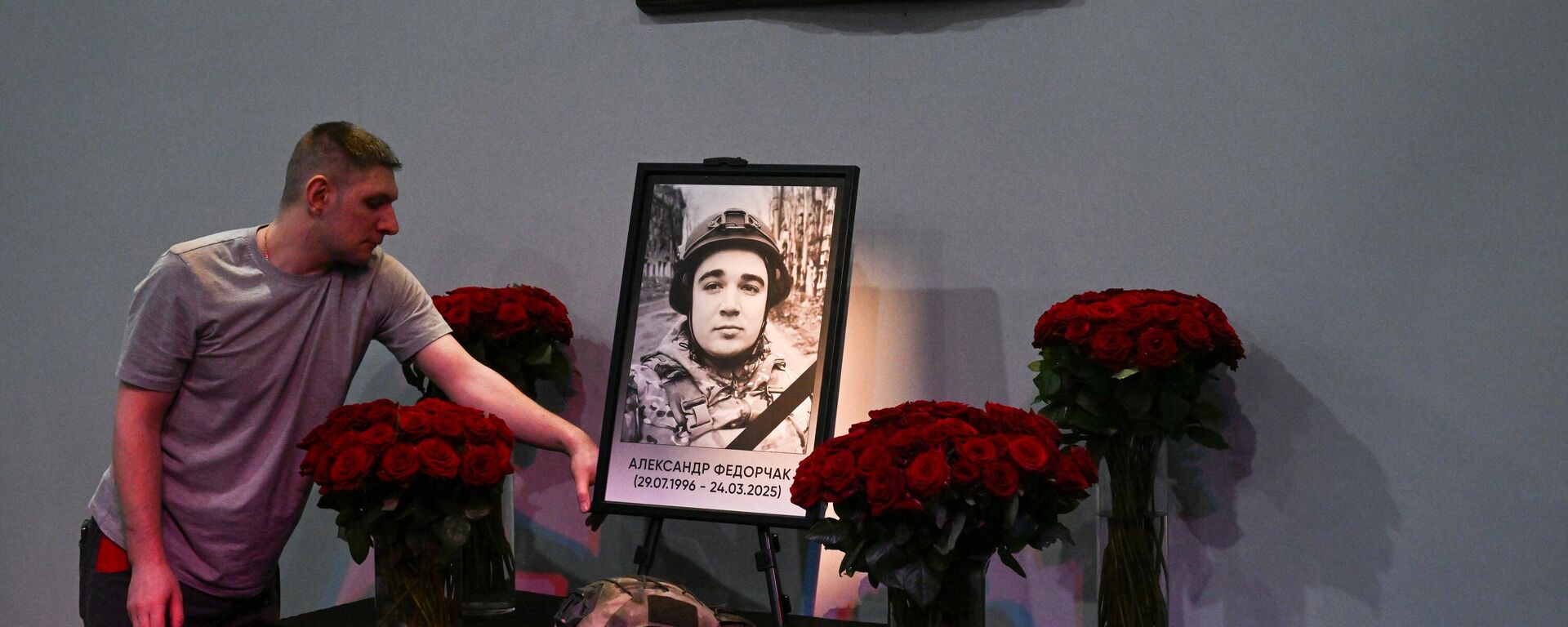 Hoa tưởng nhớ nhà báo quá cố A. Fedorchak - Sputnik Việt Nam, 1920, 25.03.2025